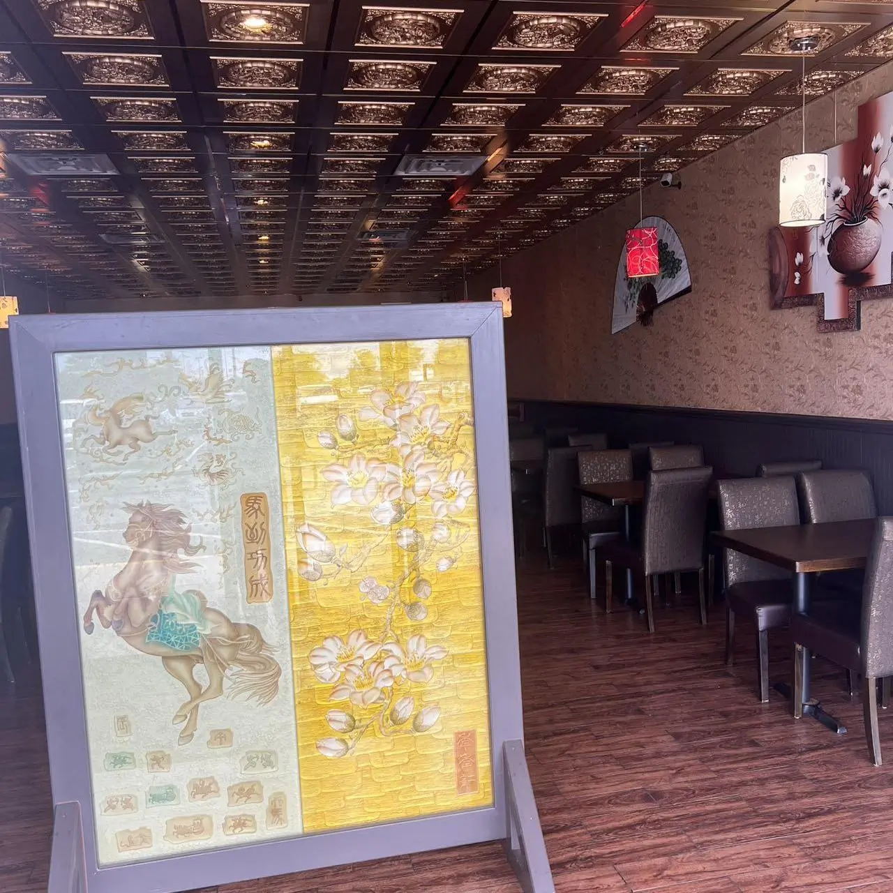 Golden-Pot-Asian-Restaurant-Indoor-Decoration1-Jacksonville Indoor area with decorative screen and traditional Asian decor.