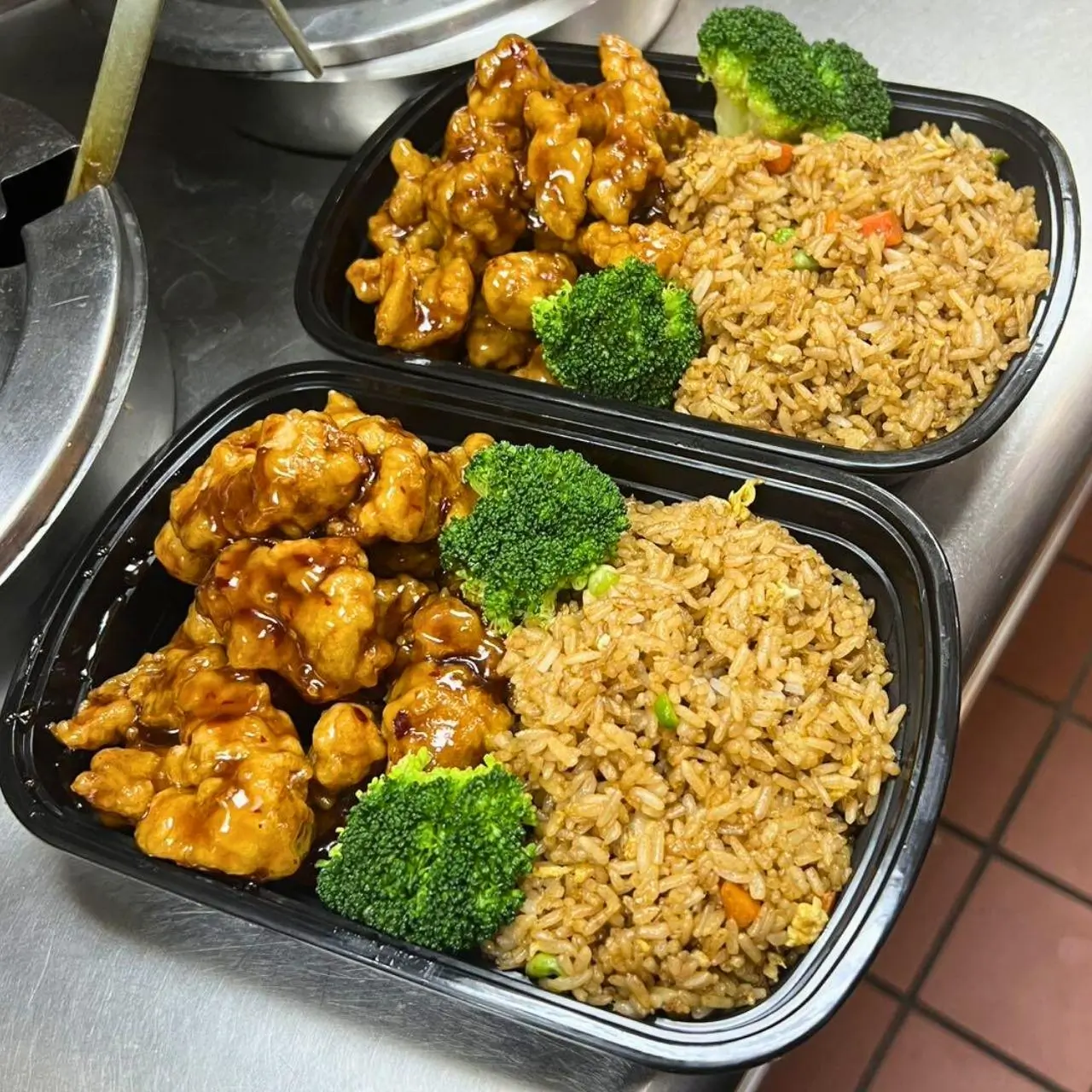 Golden-Pot-Asian-Restaurant-Take-out-General-Tso's-Chicken-Jacksonville Two take out trays with fried rice, broccoli and General Tso's Chicken